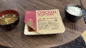 きのことチーズのトマトハンバーグの配膳