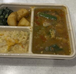 温め上がり。左上からスパイスポテトとほうれん草、キャベツのクリーム和え、右がシーフードガンボ